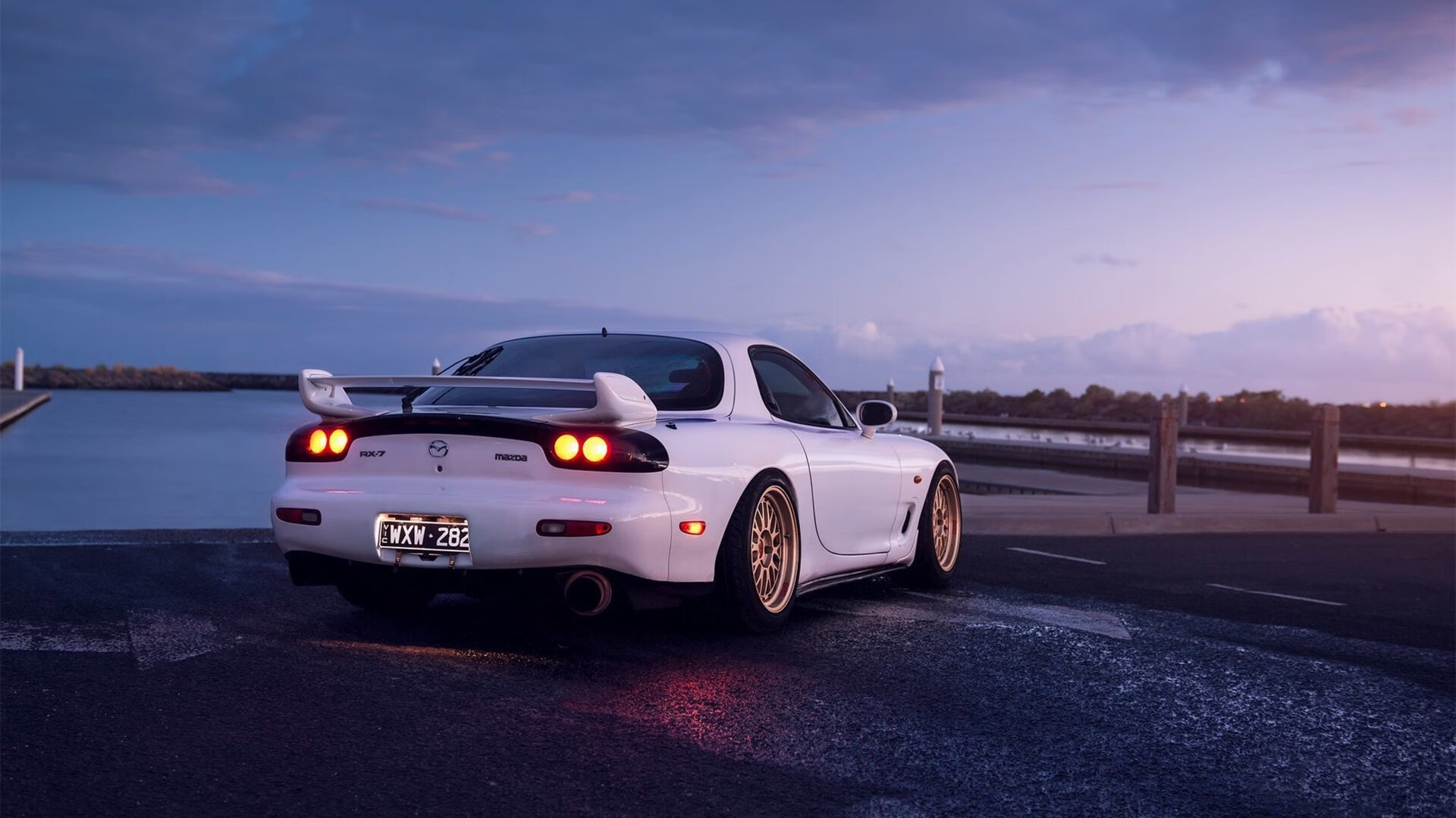 控球中场与创造型前腰形成互补，控球位置